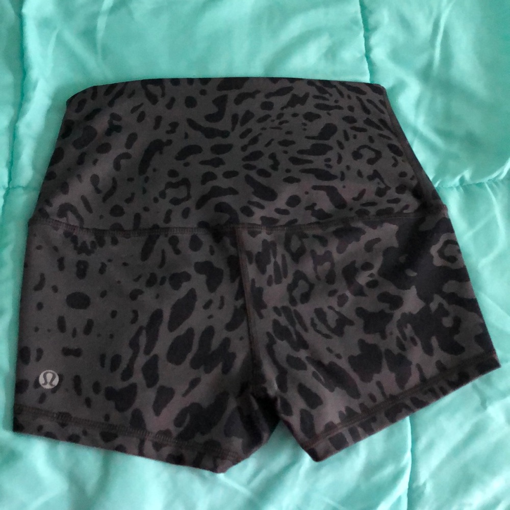 (GUC) Lululemon Boogie Shorts grey leopard print 4